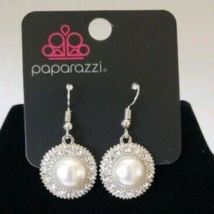 paparazzi Jewelry - Take a vow white earrings paparazzi Jewelry - Take a vow white earrings